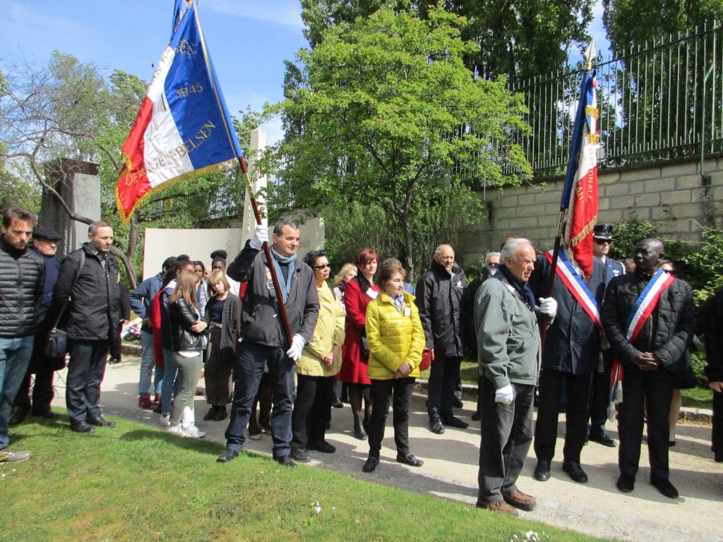 Porte-drapeau de l'Amicale en présence du représentant de l'ambassade des Etats-Unis d'Amérique