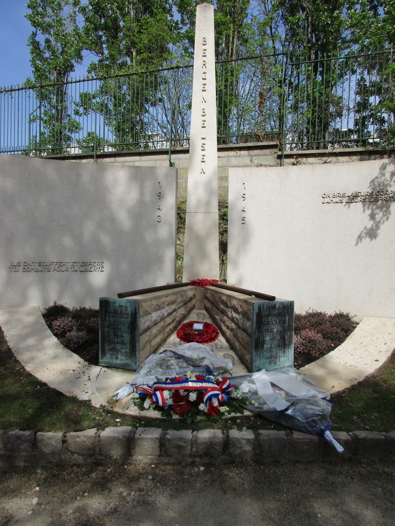 Le monument de l'Amicale après le dépôt des gerbes